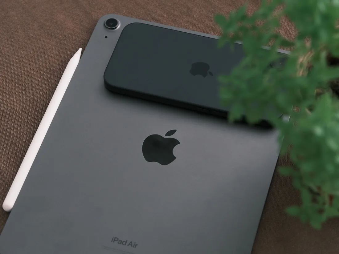 An iPad and Apple Pencil on a table